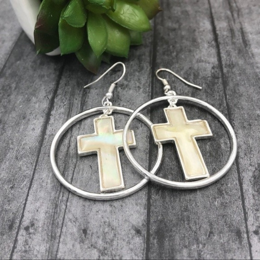 🌼 Mother of Pearl Shell Cross Earrings